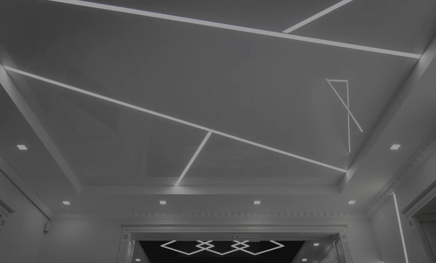 Натяжные потолки с различными вариантами освещения